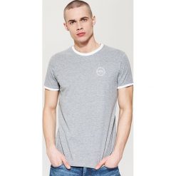 T-shirt z kontrastowym obszyciem - Szary. Szare t-shirty męskie marki House, l, z kontrastowym kołnierzykiem. Za 35,99 zł.