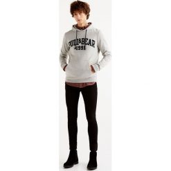 Bluza z logo Pull&Bear. Czarne bluzy męskie Pull&Bear, m, bez wzorów, bez kołnierzyka, bez rękawów, bez kaptura. Za 89,90 zł.