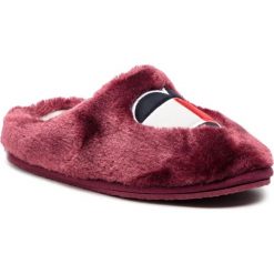 Kapcie TOMMY HILFIGER - Love Tommy Home Slipper FW0FW04180 Decadent Chocolate 295. Czerwone klapki damskie TOMMY HILFIGER, bez wzorów, z tworzywa sztucznego, bez obcasa. W wyprzedaży za 139,00 zł.