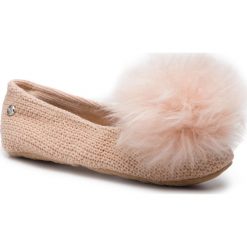 Kapcie UGG - W Andi 1098189 W/Amb. Różowe klapki damskie Ugg, bez wzorów, ze skóry, bez obcasa. W wyprzedaży za 289,00 zł.