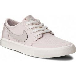 Buty NIKE - Sb Portmore II Slr C AH4616 001 Desert Sand/Desert Sand/Ivory. Różowe buty sportowe damskie Nike, bez wzorów, z tworzywa sztucznego, bez obcasa, na płaskiej podeszwie, bez zapięcia. W wyprzedaży za 239,00 zł.
