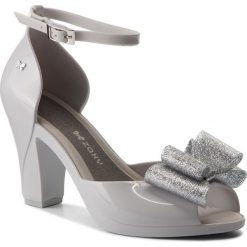 Sandały ZAXY - Diva Bow Sandal Fem 82442 Szary/Srebrny 50802 AA285083 02064. Szare klapki damskie Zaxy, z aplikacjami, z tworzywa sztucznego, bez obcasa, na obcasie. W wyprzedaży za 179,00 zł.