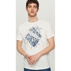 T-shirty męskie: T-shirt z wakacyjnym nadrukiem – Kremowy