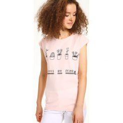 T-SHIRT KRÓTKI RĘKAW DAMSKI. Różowe t-shirty damskie marki TROLL, s, z nadrukiem, z bawełny, z okrągłym kołnierzem. W wyprzedaży za 24,99 zł.