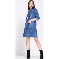 Niebieska Sukienka Natural. Niebieskie sukienki damskie Born2be, bez wzorów, z denimu, z wykładanym kołnierzem, bez rękawów, mini. Za 89,99 zł.