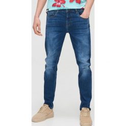 Jeansy skinny z efektem sprania - Granatowy. Niebieskie jeansy męskie Cropp, m, bez wzorów. Za 119,99 zł.