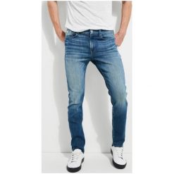 Jeansy Fason Regular. Niebieskie jeansy męskie Guess, bez wzorów, klasyczne, z standardowym stanem. Za 589,00 zł.