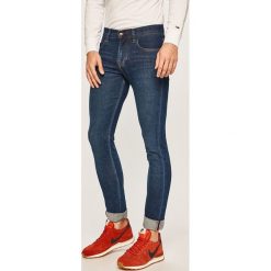Tommy Hilfiger - Jeansy Layton. Niebieskie jeansy męskie TOMMY HILFIGER, z aplikacjami. Za 499,90 zł.