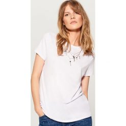 T-shirty damskie: Koszulka z łańcuszkiem - Biały