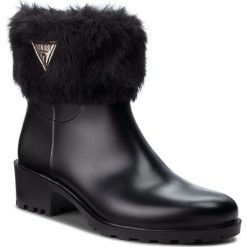 Kalosze GUESS - FLVNT3 RUB09 BLKBL. Czarne buty zimowe damskie Guess, z aplikacjami, z materiału. W wyprzedaży za 349,00 zł.