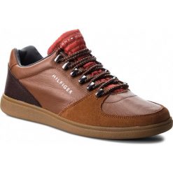 Sneakersy TOMMY HILFIGER - Core Hiking Inspired FM0FM01833 Cognac 606. Pomarańczowe sneakersy męskie TOMMY HILFIGER, na co dzień, bez wzorów, z zamszu, bez zapięcia. W wyprzedaży za 279,00 zł.