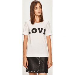 Love Moschino - T-shirt. Białe bluzki damskie Love Moschino, m, z nadrukiem, z bawełny, z okrągłym kołnierzem, z krótkim rękawem. W wyprzedaży za 159,90 zł.