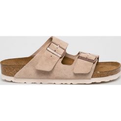 Birkenstock - Klapki Arizona. Brązowe klapki damskie Birkenstock, bez wzorów, ze skóry, bez obcasa, na płaskiej podeszwie. W wyprzedaży za 279,90 zł.