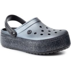 Klapki CROCS - Platform Metallic Clg Mtl 205912 Metallic Black. Czarne klapki damskie Crocs, bez wzorów, z tworzywa sztucznego, bez obcasa. Za 239,00 zł.