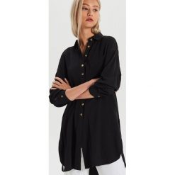 Długa koszula oversize - Czarny. Czarne koszule damskie Cropp, s, bez wzorów, bez kołnierzyka, z długim rękawem. W wyprzedaży za 39,99 zł.