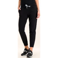 Spodnie dresowe DKNY Sport DP9P1917. Szare spodnie damskie DKNY Sport, l, z elastanu. Za 299,00 zł.