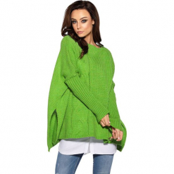 Sweter w kolorze zielonym. Zielone swetry klasyczne damskie Lemoniade, ze splotem, z asymetrycznym kołnierzem. Za 169,95 zł.