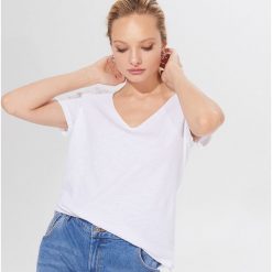 Bawełniana koszulka basic - Biały. Białe bluzki damskie Mohito, s, bez wzorów, z bawełny, bez kołnierzyka, bez rękawów. Za 29,99 zł.