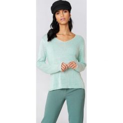 Rut&Circle Sweter dzianinowy z dekoltem V Ninni - Green. Zielone swetry damskie Rut&Circle, bez wzorów, z dzianiny, z długim rękawem, długie, bez kaptura. W wyprzedaży za 34,47 zł.