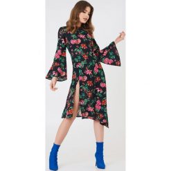 NA-KD Boho Asymetryczna sukienka z głębokim rozcięciem - Multicolor. Szare sukienki asymetryczne marki NA-KD Boho, z poliesteru, boho, z asymetrycznym kołnierzem, midi. Za 40,95 zł.