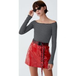 Koszulka basic z odkrytymi ramionami. Szare bluzki damskie marki Pull&Bear, z długim rękawem. Za 39,90 zł.