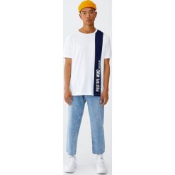 Koszulka z pionowym panelem. Białe koszulki męskie Pull&Bear, m, bez wzorów, bez kołnierzyka, z krótkim rękawem, krótkie. Za 59,90 zł.