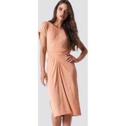 Moves Sukienka Lovia - Pink. Różowe sukienki mini marki Moves, w paski, z okrągłym kołnierzem, z krótkim rękawem. Za 222,95 zł.