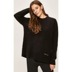 Tommy Jeans - Sweter. Czarne swetry damskie Tommy Jeans, s, bez wzorów, z elastanu, bez rękawów, bez kaptura. W wyprzedaży za 269,90 zł.