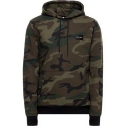 Bluza Calvin Klein All Over Camouflage K10K104699. Zielone bluzy męskie Calvin Klein, xxl, bez wzorów, z bawełny, bez kołnierzyka, bez rękawów, bez kaptura. W wyprzedaży za 329,00 zł.