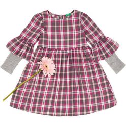 Sukienka w kolorze różowo-szarym. Szare sukienki niemowlęce Benetton Kids, w kratkę, bez rękawów, midi, rozkloszowane. W wyprzedaży za 62,95 zł.