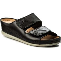 Klapki DR. BRINKMANN - 701108 Schwarz 1. Czarne klapki damskie marki Dr. Brinkmann, bez wzorów, ze skóry, bez obcasa, na obcasie. W wyprzedaży za 179,00 zł.