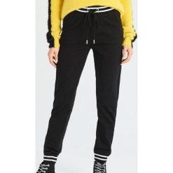 Spodnie joggery - Czarny. Czarne spodnie damskie marki Sinsay, s. Za 39,99 zł.