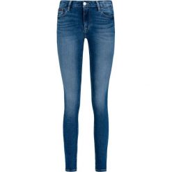 Jeansy Slim Fit Tommy Jeans DW0DW03975. Niebieskie jeansy damskie Tommy Jeans, bez wzorów, z elastanu. W wyprzedaży za 399,00 zł.