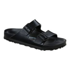 Klapki w kolorze czarnym. Klapki damskie Birkenstock. W wyprzedaży za 229,95 zł.