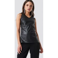 NA-KD Party Top PU z rozcięciem - Black. Czarne topy damskie marki NA-KD Party, bez wzorów, z materiału, bez kołnierzyka. Za 121,95 zł.