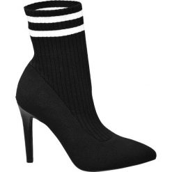Botki damskie Catwalk czarne. Czarne botki damskie Catwalk, z materiału, bez obcasa, na obcasie, bez zapięcia. Za 97,00 zł.