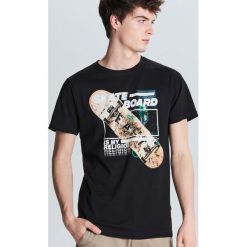 Koszulka Skateboard - Czarny. Czarne koszulki męskie Cropp, s, bez wzorów, bez kołnierzyka, bez rękawów. Za 39,99 zł.