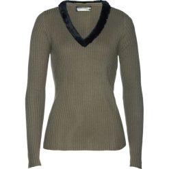 Sweter ze sztucznym futerkiem bonprix jasnooliwkowy. Zielone swetry damskie bonprix, bez wzorów, z futra, bez rękawów, bez kaptura. Za 54,99 zł.