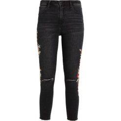 Abercrombie & Fitch WASHED HIGHRISE ANKLE JEANS Jeans Skinny Fit ripped black. Czarne jeansy damskie relaxed fit marki Abercrombie & Fitch, z bawełny. Za 409,00 zł.