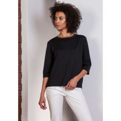 Luźna bluzka-frak, BLU140 czarny. Czarne bluzki damskie Lanti, bez wzorów, eleganckie, bez kołnierzyka, bez rękawów. Za 119,00 zł.