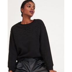 Bluza z biżuteryjną aplikacją - Czarny. Czarne bluzy damskie Reserved, s, z aplikacjami, bez rękawów, bez kaptura. Za 79,99 zł.