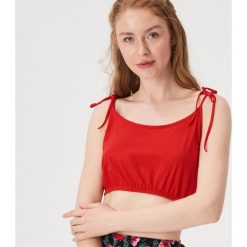 Bawełniany crop top z wiązanymi rąmiaczkami - Czerwony. Czerwone topy damskie Sinsay, xl, bez wzorów, z bawełny, bez kołnierzyka. W wyprzedaży za 4,99 zł.