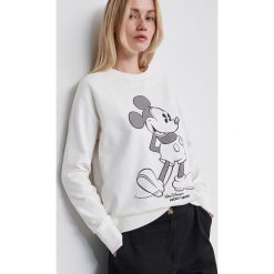 Bluza z Myszką Miki - Kremowy. Białe bluzy damskie Reserved, xl, bez wzorów, bez rękawów, bez kaptura. W wyprzedaży za 59,99 zł.