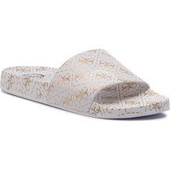 Klapki GUESS - Savan FL6SAV RUB19 WHIGO. Białe klapki damskie Guess, z aplikacjami, ze skóry ekologicznej, bez obcasa. Za 219,00 zł.