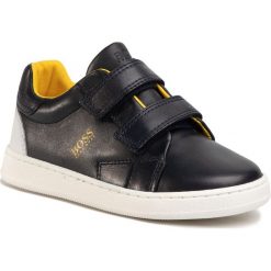 Sneakersy BOSS - J09131 D Navy 849. Niebieskie trampki chłopięce Boss, bez wzorów, ze skóry ekologicznej, na rzepy. W wyprzedaży za 259,00 zł.