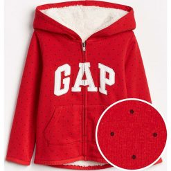 Bluza w kolorze czerwonym. Czerwone bluzy niemowlęce Gap Kids, z aplikacjami, bez rękawów, bez kaptura. W wyprzedaży za 79,95 zł.