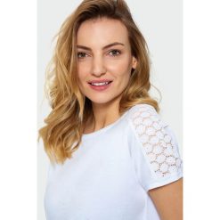 Top z ozdobną koronką. Szare bluzki damskie Greenpoint, w koronkowe wzory, z elastanu, bez kołnierzyka. Za 39,99 zł.