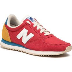 Sneakersy NEW BALANCE - U220FH Czerwony Kolorowy. Czerwone półbuty damskie New Balance, na co dzień, bez wzorów, ze skóry, eleganckie, bez zapięcia. W wyprzedaży za 209,00 zł.