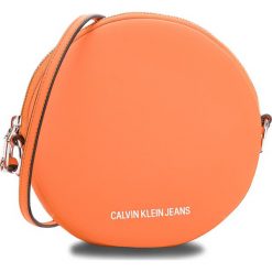 Torebka CALVIN KLEIN JEANS - Passenger Circle Bag K40K400722 802. Pomarańczowe listonoszki damskie marki Calvin Klein Jeans, z jeansu. Za 349,00 zł.