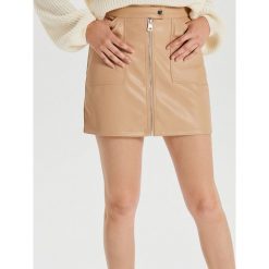 Spódnica mini z eko skóry - Beżowy. Brązowe spódniczki damskie Cropp, s, bez wzorów, ze skóry, mini. Za 79,99 zł.